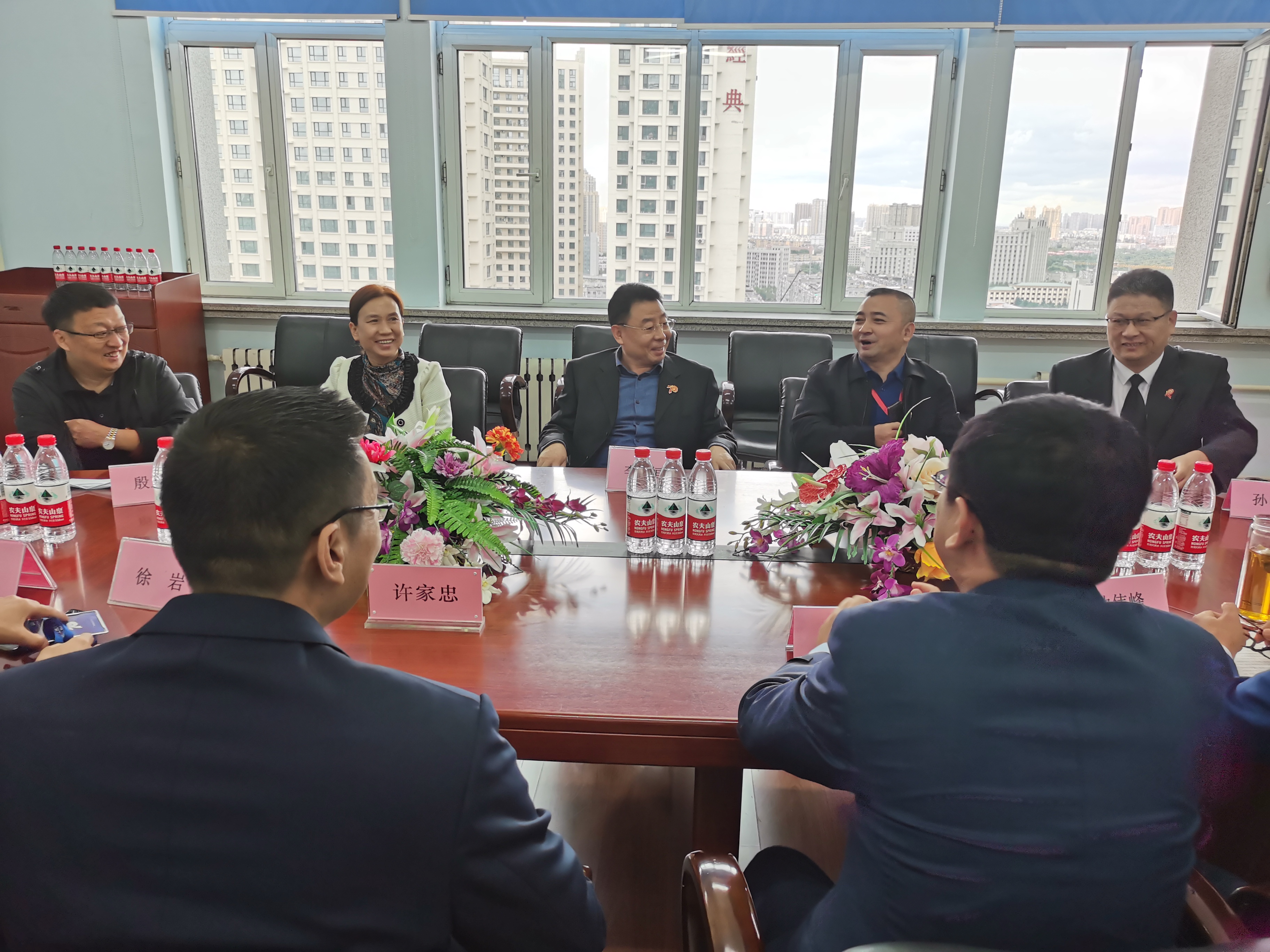我校鄭云輝校長應(yīng)邀參加哈爾濱理工大學(xué)70周年校慶并就工業(yè)機器人項目與自動化學(xué)院專家深度交流(圖8) 我校鄭云輝校長應(yīng)邀參加哈爾濱理工大學(xué)70周年校慶并就工業(yè)機器人項目與自動化學(xué)院專家深度交流(圖8)
