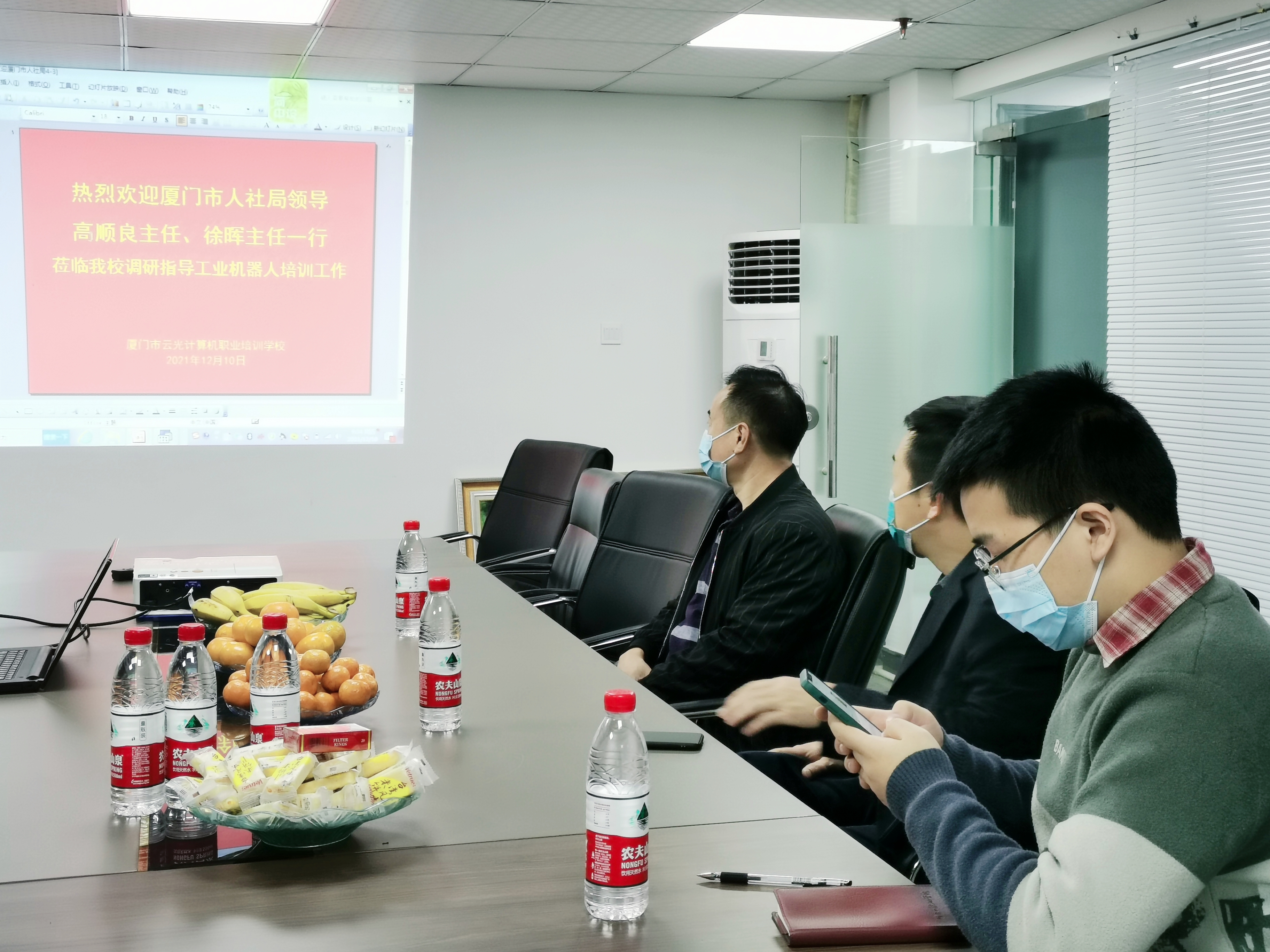 【云光動(dòng)態(tài)】廈門市人社局高順良主任、徐暉主任一行領(lǐng)導(dǎo)蒞臨云光調(diào)研指導(dǎo)工業(yè)機(jī)器人培訓(xùn)工作(圖3)