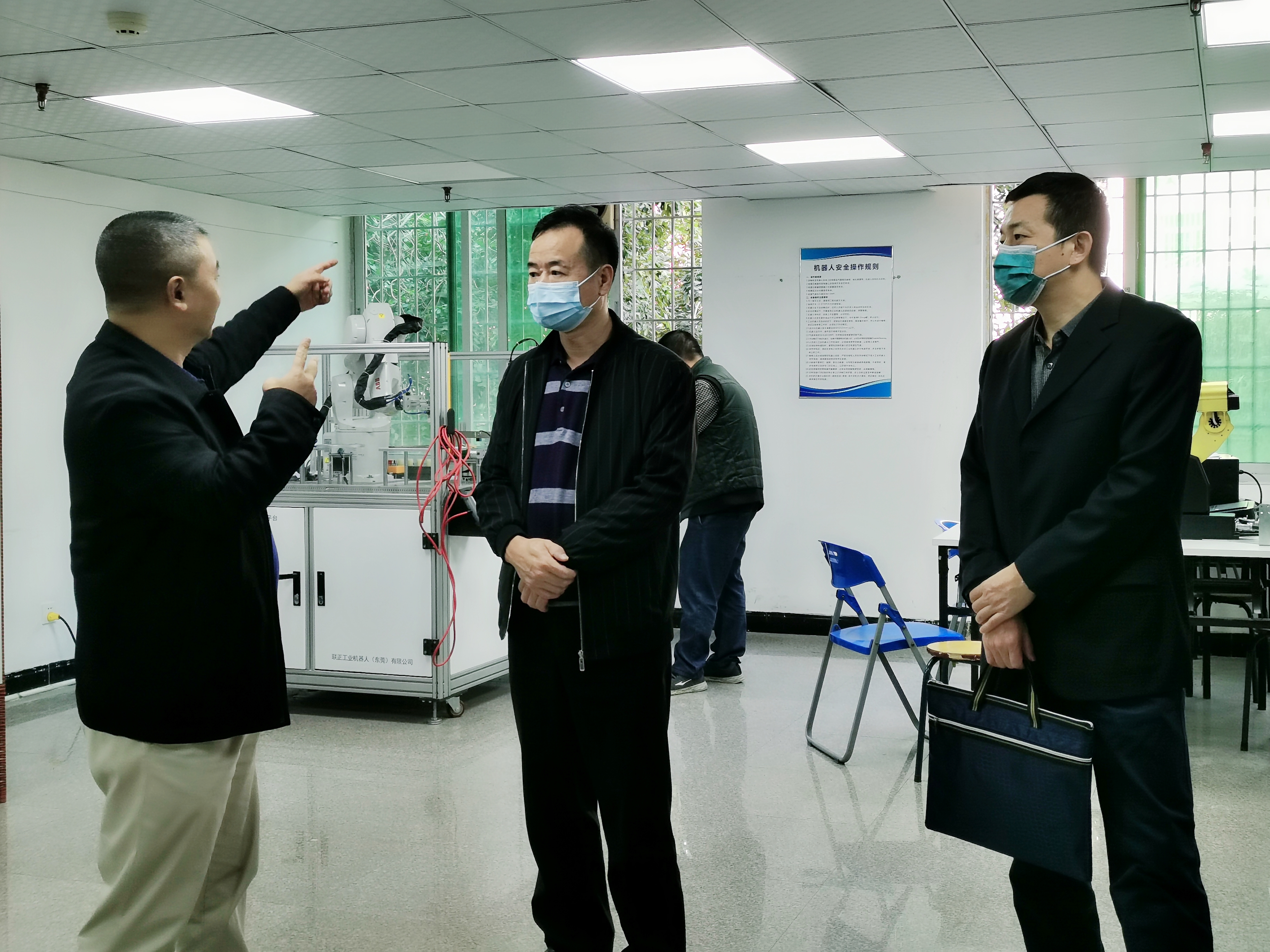 【云光動(dòng)態(tài)】廈門市人社局高順良主任、徐暉主任一行領(lǐng)導(dǎo)蒞臨云光調(diào)研指導(dǎo)工業(yè)機(jī)器人培訓(xùn)工作(圖7)